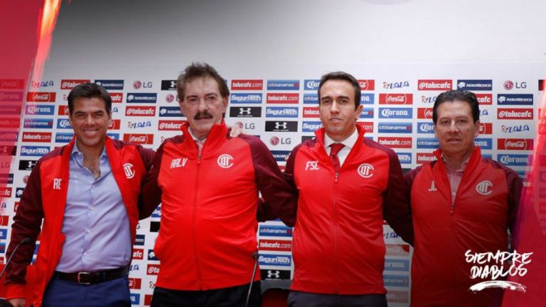 Ricado La Volpe en su presentación con DT de Toluca