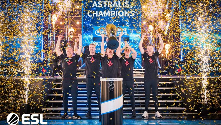 Los jugadores de Astralis, levantando la copa del IEM Katowice