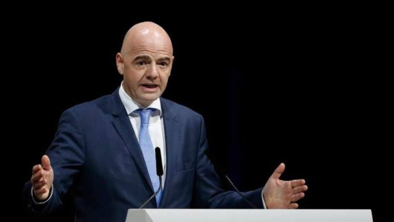 Infantino habla durante un evento público 