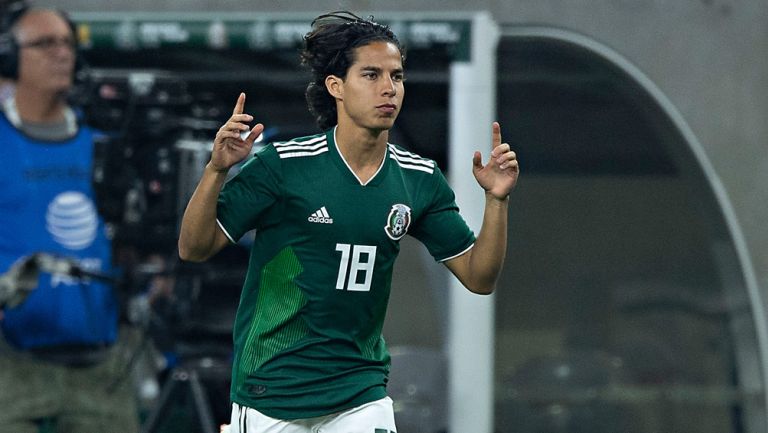 Diego Lainez, ingresando a la cancha en el partido contra Uruguay del año pasado