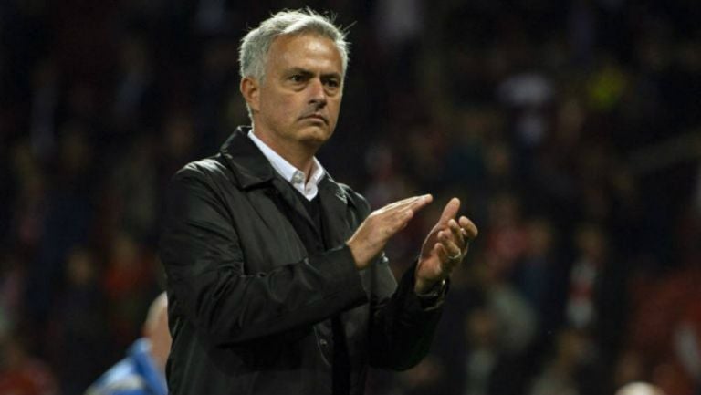 Mourinho aplaude durante un partido del Manchester United