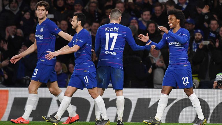 Jugadores del Chelsea se felicitan tras gol contra el Dinamo