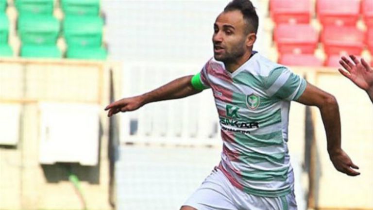 Mansur Calar corre durante un partido del Amedspor