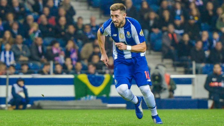 Héctor Herrera durante un partido con el Porto