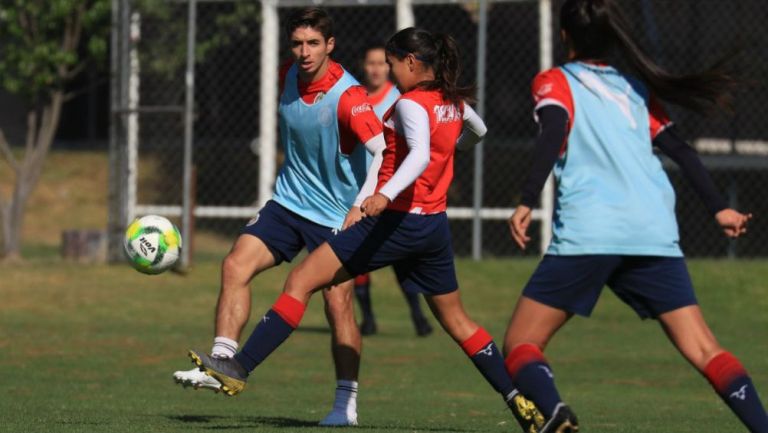 Jugadores de Chivas durante partido especial