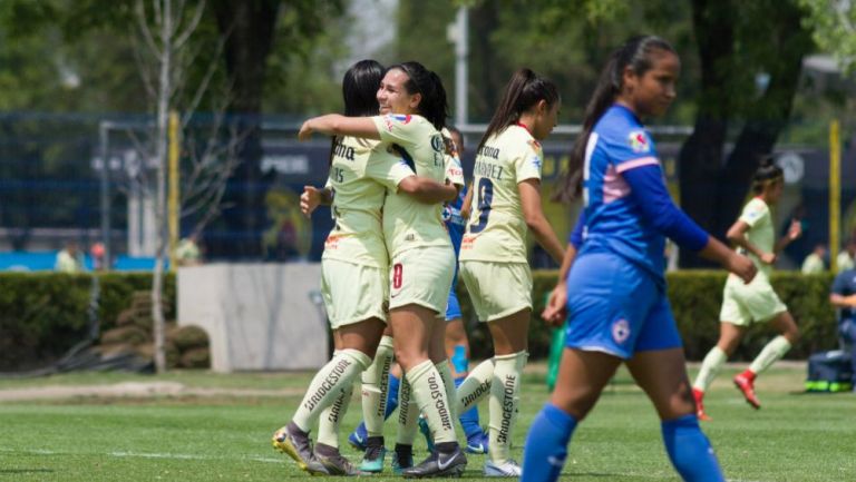 Lucero Cuevas festeja gol contra Cruz Azul