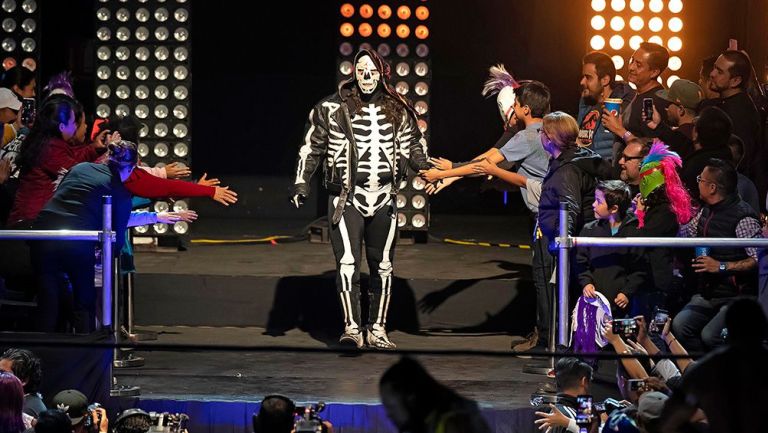 La Parka hace su entrada al ring