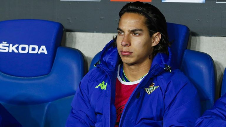 Diego Lainez en la banca del Betis