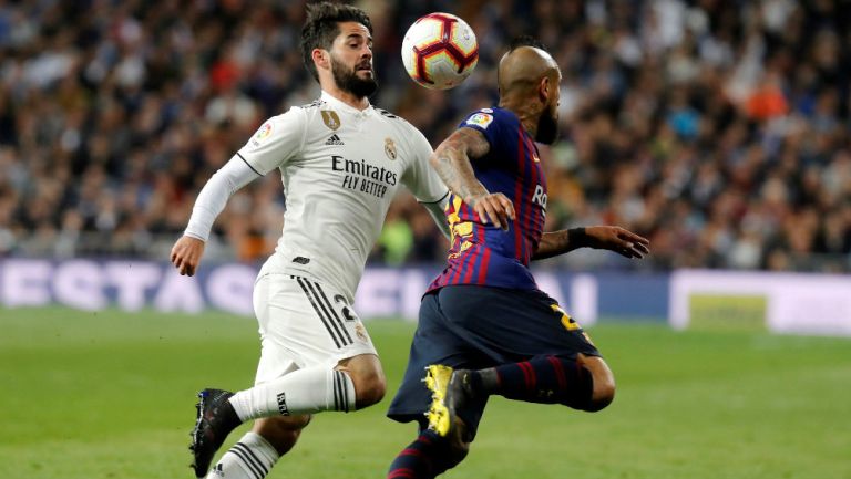 Isco controla el balón con el pecho, pese a la persecución de Vidal 