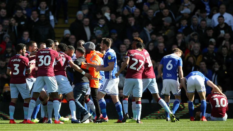 Momento en que detienen al agresor de Jack Grealish