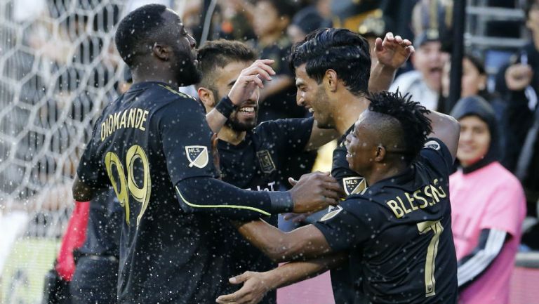 Carlos Vela y los jugadores del LAFC festejan un gol