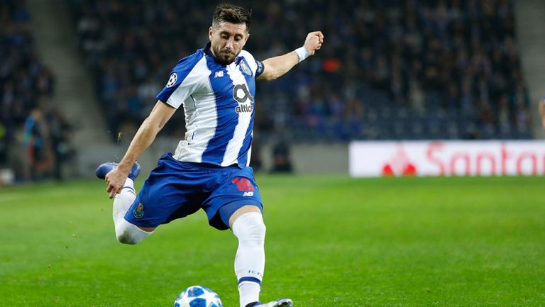 Héctor Herrera en partido con el Porto 