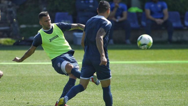 Edgar Méndez durante práctica de Cruz Azul