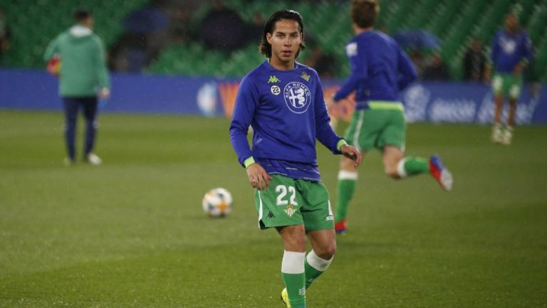 Lainez calienta previo a un juego del Betis