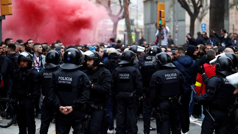 Policía resguarda a afición del Lyon previo a juego de Champions