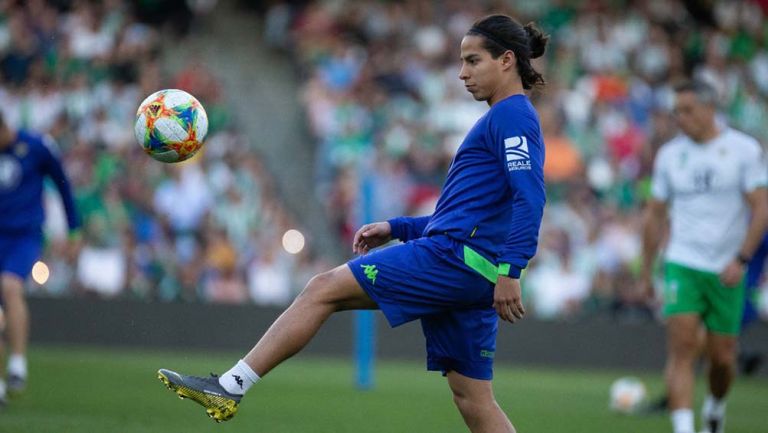 Diego Lainez en calentamiento con el Betis