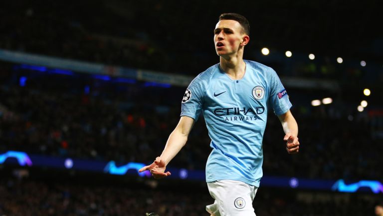 Phil Foden celebra tras marcar un gol en contra del Schalke 04