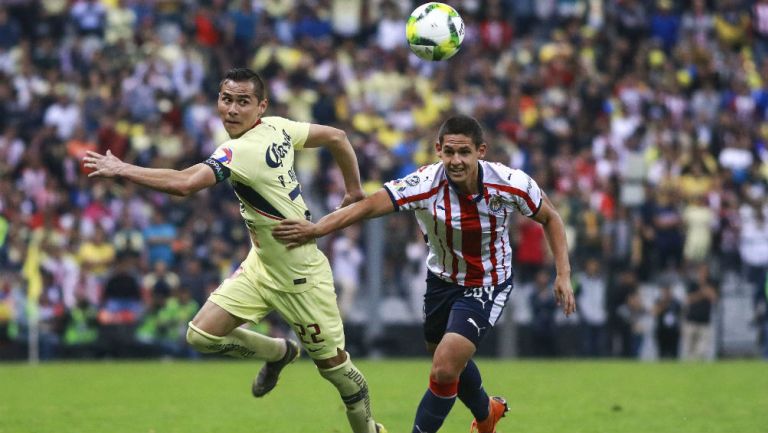 Paul Aguilar y Diego Hernández, luchan por la esférica