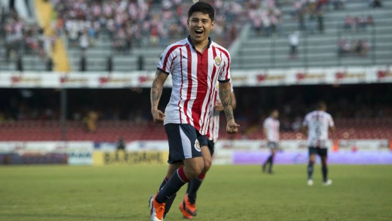 Chofis López festeja durante partido de Chivas