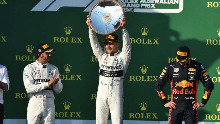 Hamilton aplaude a Bottas tras triunfo en el GP de Australia 