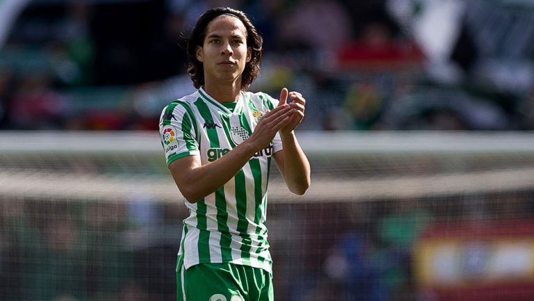 Lainez aplaude tras un partido del Betis