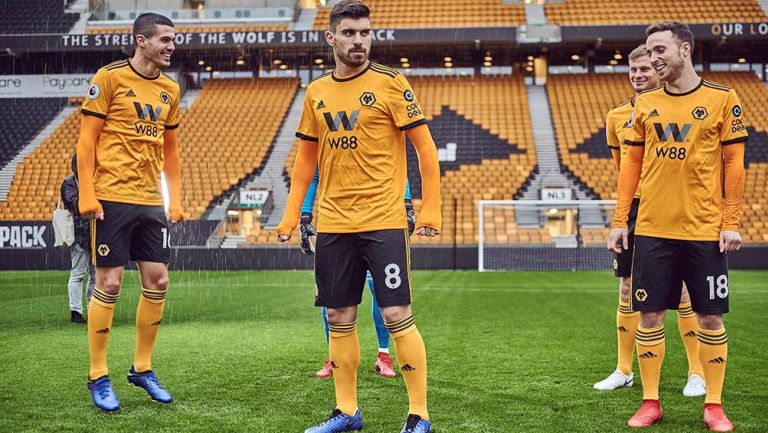 Jugadores de Wolves posan durante una sesión