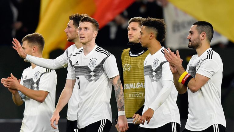 Jugadores de Alemania agradecen a la afición en juego amistoso