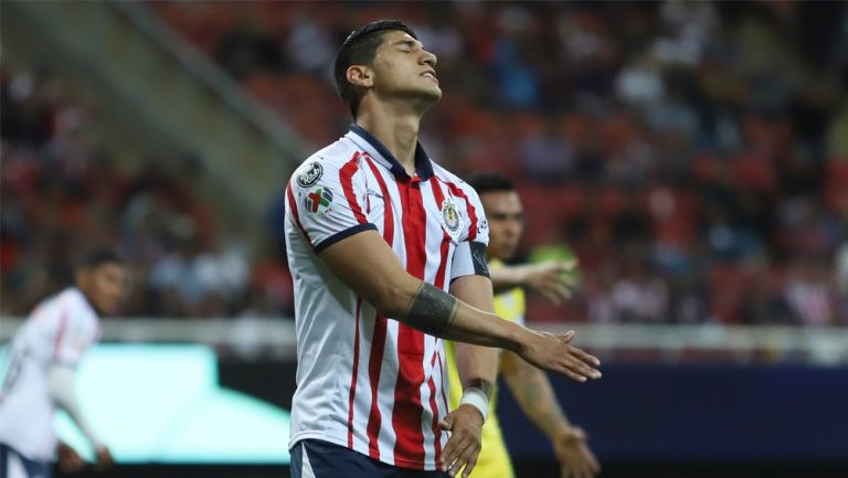 Alan Pulido lamenta jugada en un duelo con Chivas