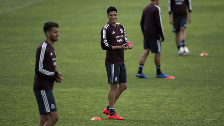 Raúl Jiménez sonríe en entrenamiento del Tri