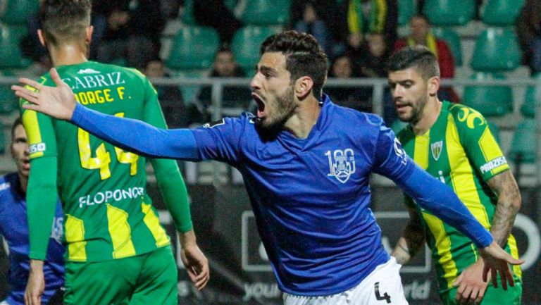 Pollo Briseño celebra una anotación con el Feirense 