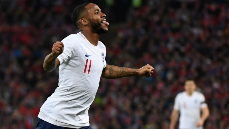 Raheem Sterling festeja un gol contra República Checa