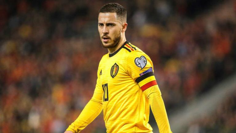 Eden Hazard durante un duelo con Bélgica