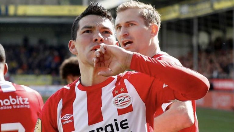 Hirving Lozano celebra una anotación con el PSV