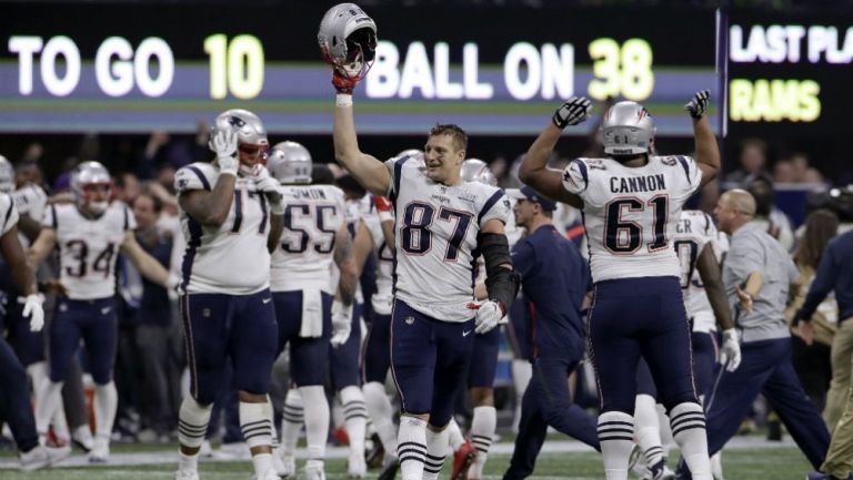 Rob Gronkowski celebra después del SB