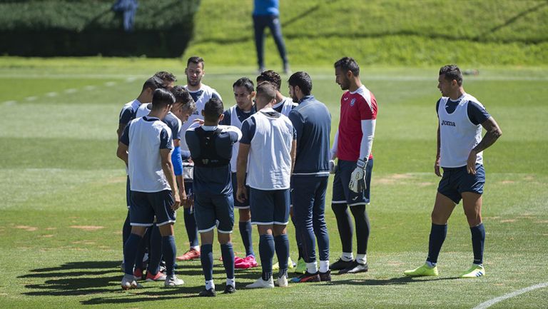 Jugadores de Cruz Azul en el entrenamiento