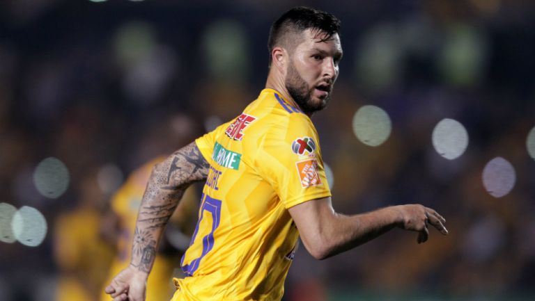 Gignac corre durante un partido de la Liga MX 