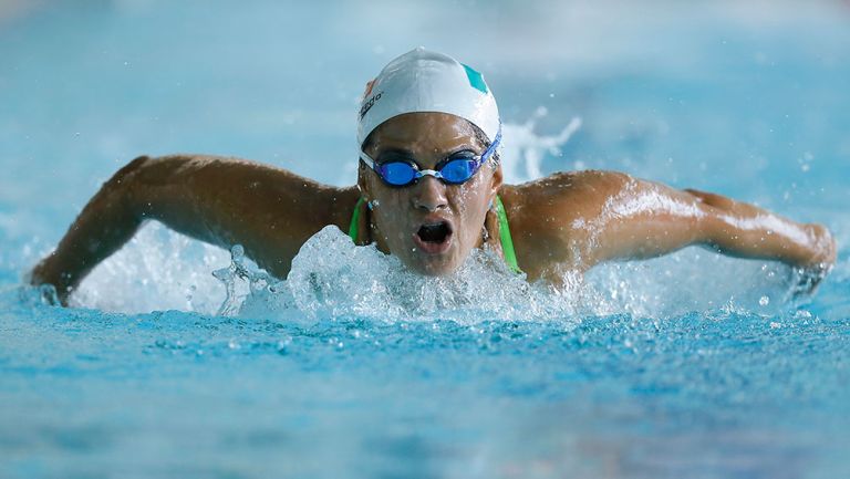 Nora Toledano se desliza por el agua