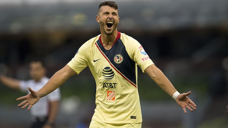 Guido Rodríguez celebra un gol con América