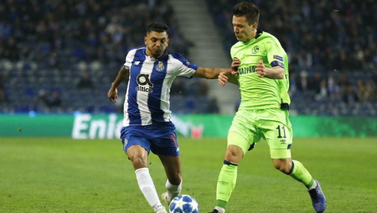 Tecatito durante un encuentro de Champions League 