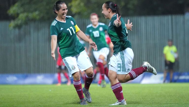 Monica Ocampo y Charlyn Corral festejan gol con el Tri