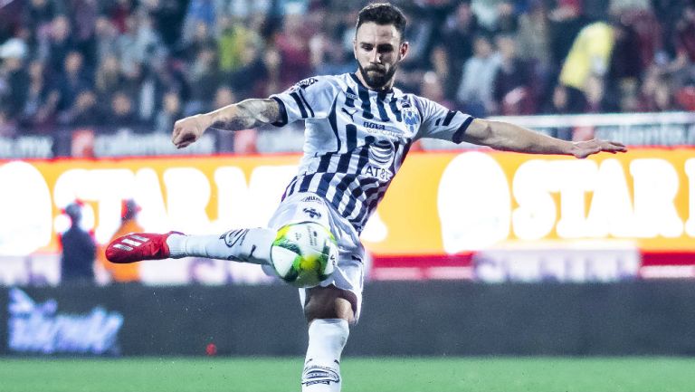 Miguel Layún ejecuta un tiro con Rayados