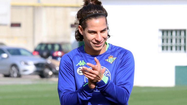 Lainez, durante un entrenamiento con Betis