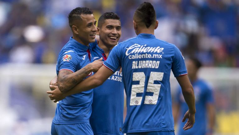 Jugadores del Cruz Azul festejan un gol