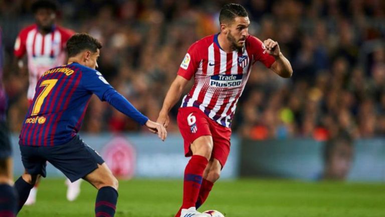 Koke conduce el balón ante Coutinho