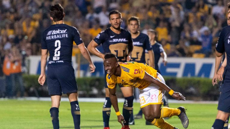 Julián Quiñones festeja uno de sus goles contra Pumas