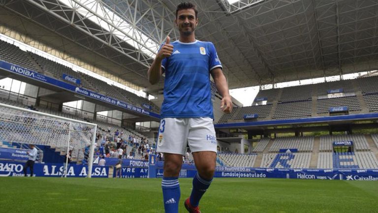 Alanís porta la camiseta del Real Oviedo 