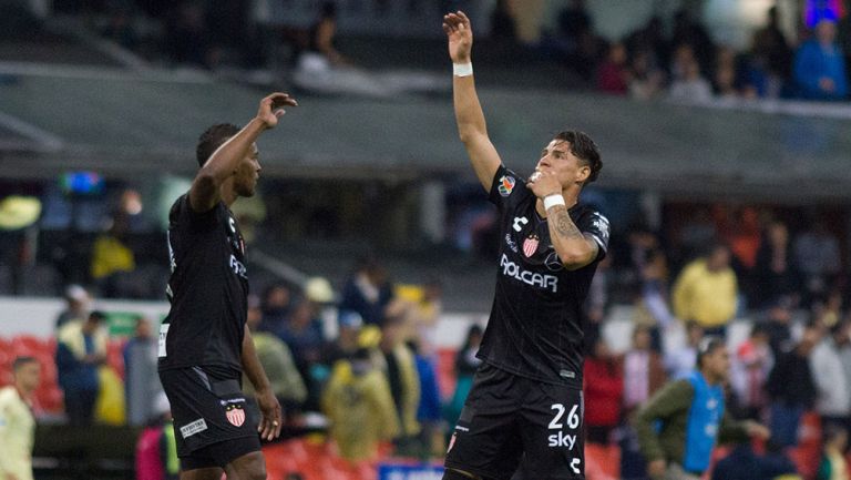 Brian Fernández festeja un gol con Necaxa