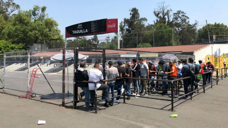 Aficionados hacen fila para adquirir boletos para Clásico Joven 