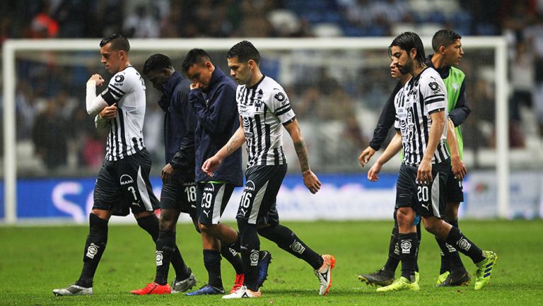 Jugadores del Monterrey, en lamento durante un partido de Liga MX