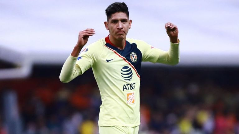 Edson Álvarez durante un partido con el América